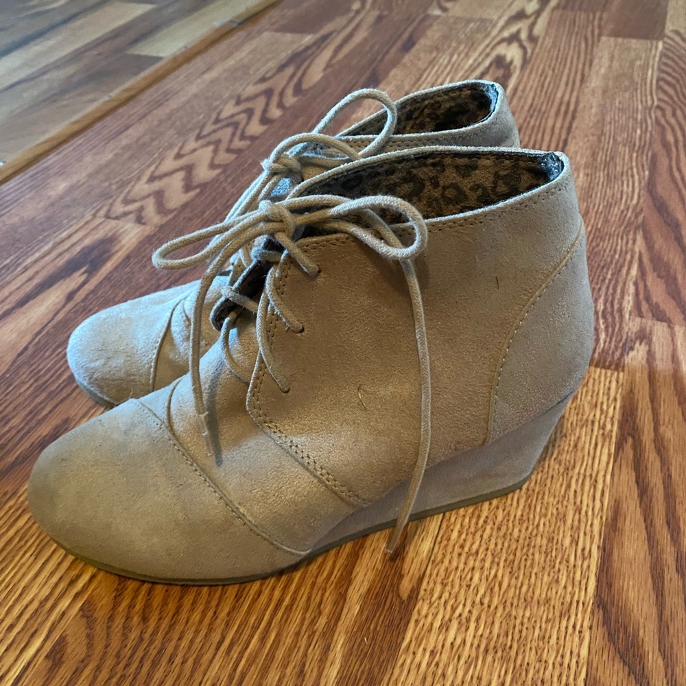 Cityclassified Beige Lace-Up Ankle Booties